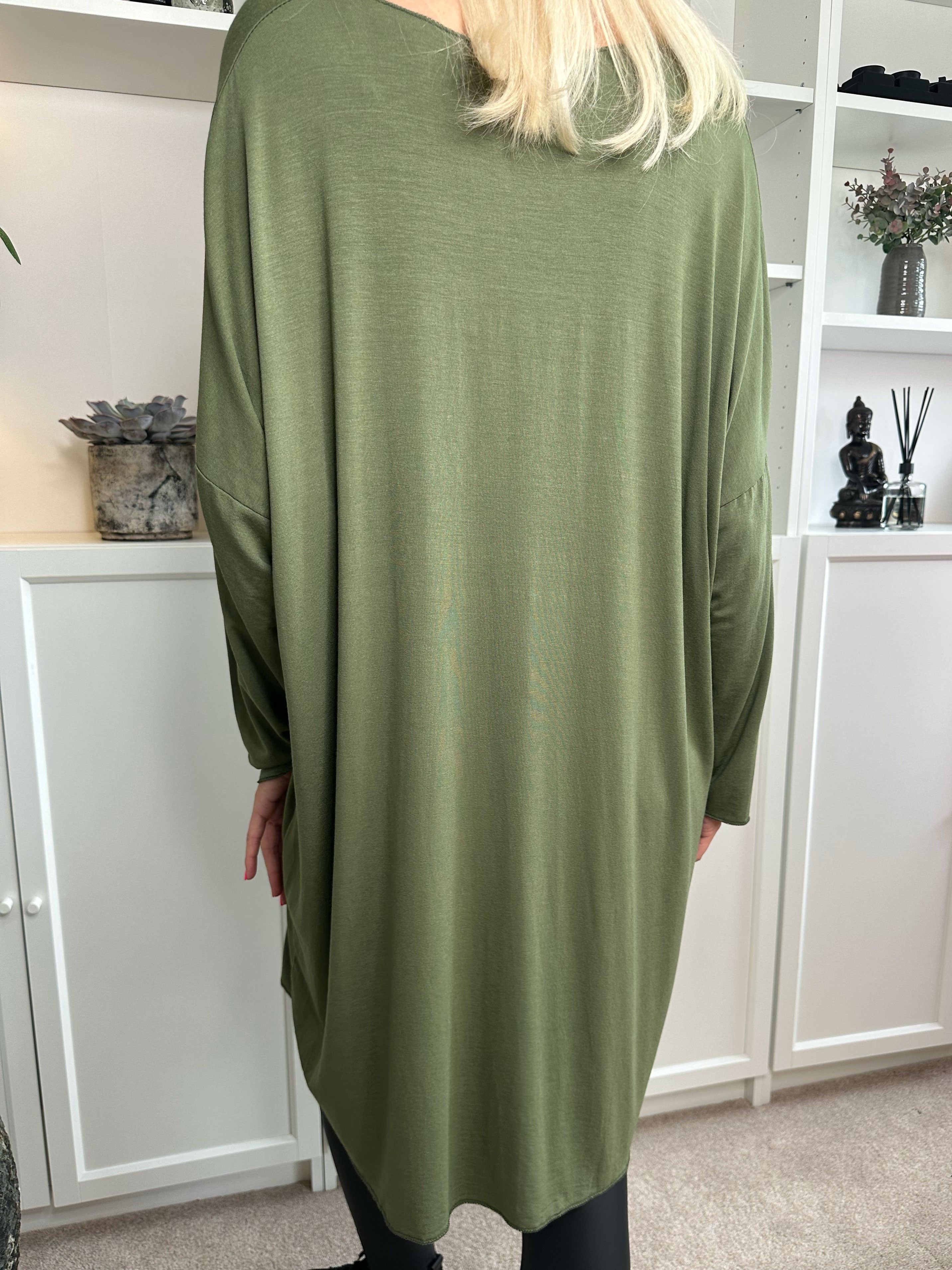 Vogue Long Sleeve - Långärmad klänning i viskos med guldskrift